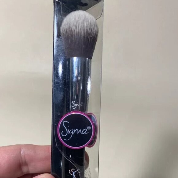 NEW Sigma Concealer Blend Kabuki Brush F79 - Picture 2 of 5